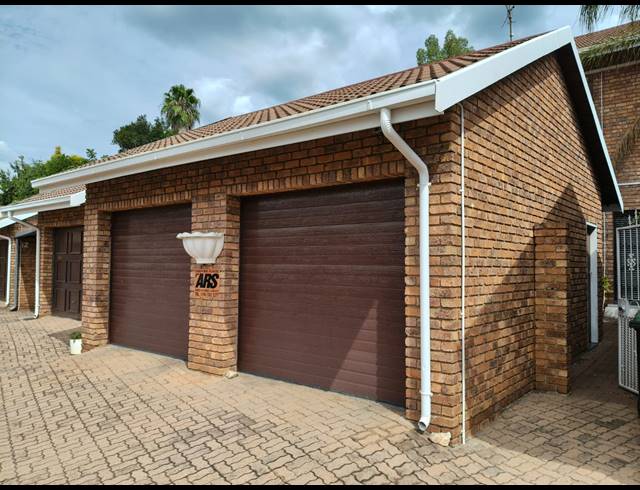 3 BEDROOM TOWNHOUSE FOR SALE IN SAFARI GARDENS